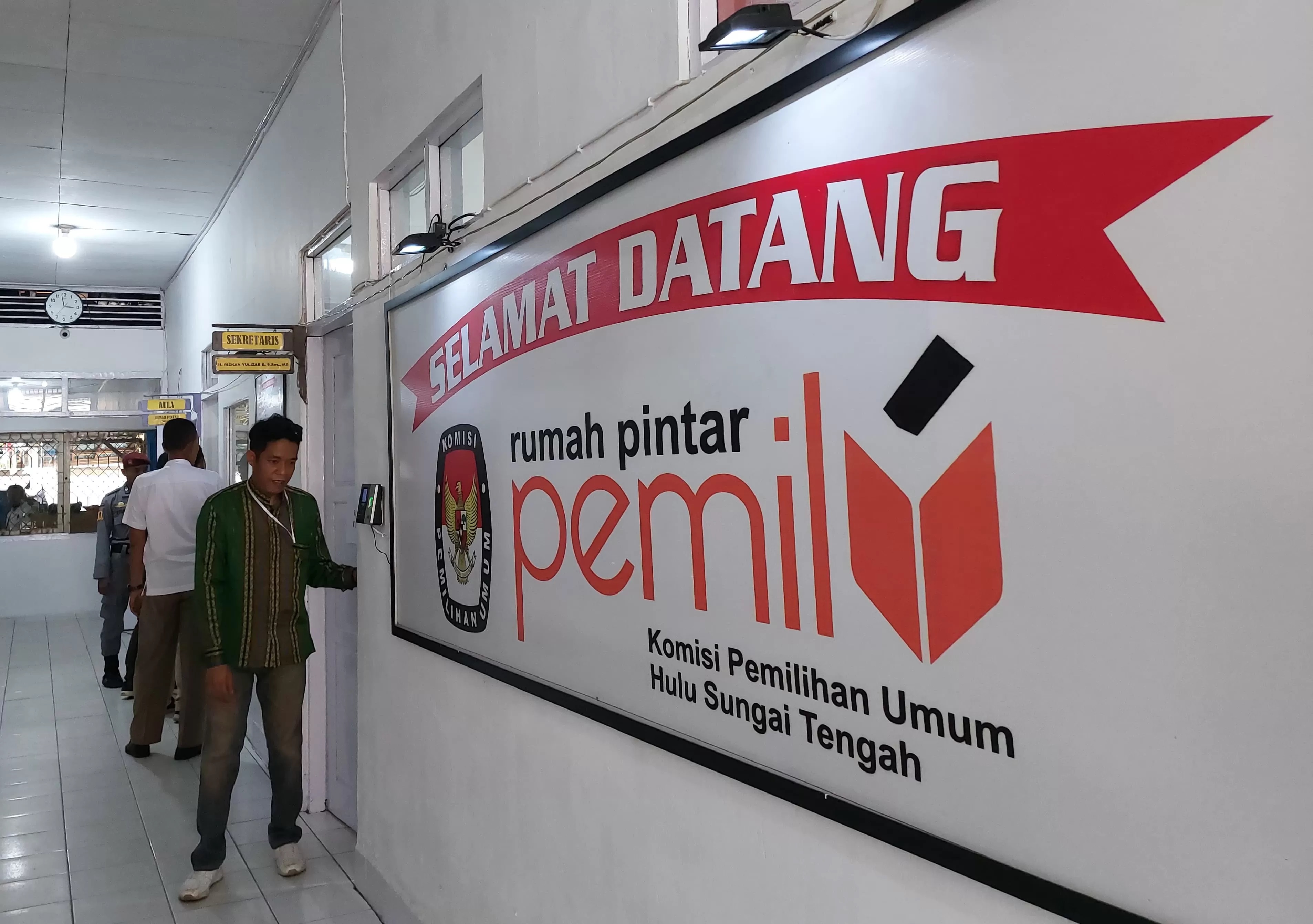 HANYA SATU: Hanya ada satu paslon mendaftar di jalur independen ke KPU HST. (Foto: Jamaluddin/Radar Banjarmasin)