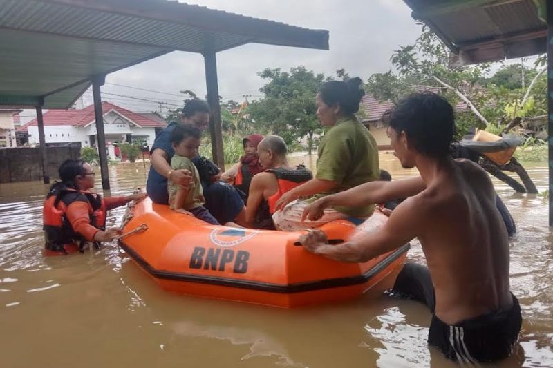 EVAKUASI: Petugas BPBD Barito Utara melakukan evakuasi sejumlah warga yang terdampak banjir di kawasan Jalan Belakang Bappeda Muara Teweh, Minggu (12/5/2024). (ANTARA/HO-BPBD Barito Utara)