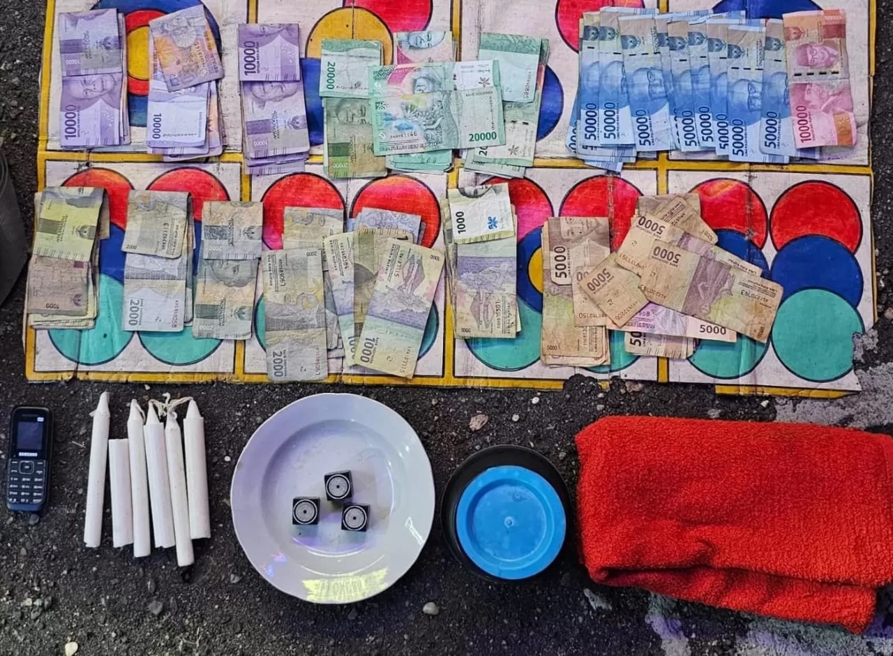 BARANG BUKTI: Alat perjudian yang diamankan jajaran Polsek Benua Lawas saat penangkapan. (FOTO : POLRES TABALONG FOR RADAR BANJARMASIN)