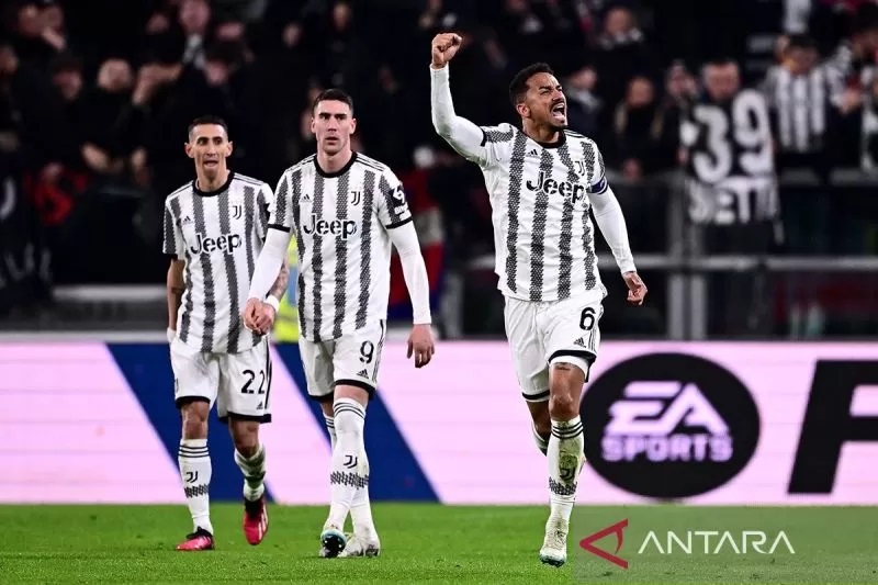 Bek Juventus asal Brasil Danilo (kanan) melakukan selebrasi setelah mencetak gol pada pertandingan sepak bola Serie A Italia.