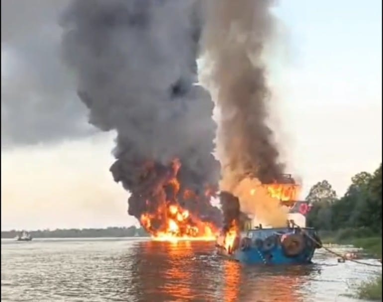Tugboat terbakar di kawasan Sungai Barito, Desa Rangga Ilung, Kecamatan Jenamas, Kabupaten Barito Selatan, Kalimantan Tengah, Senin (13/5/2024) (Istimewa)