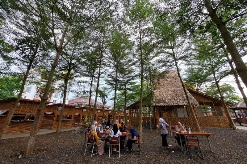 KETIKA MASIH RAMAI: Suasana tempat wisata Kampung Ketupat di Sungai Baru sebelum ditutup oleh pengelola lama. (FOTO: WAHYU RAMADHAN/RADAR BANJARMASIN)