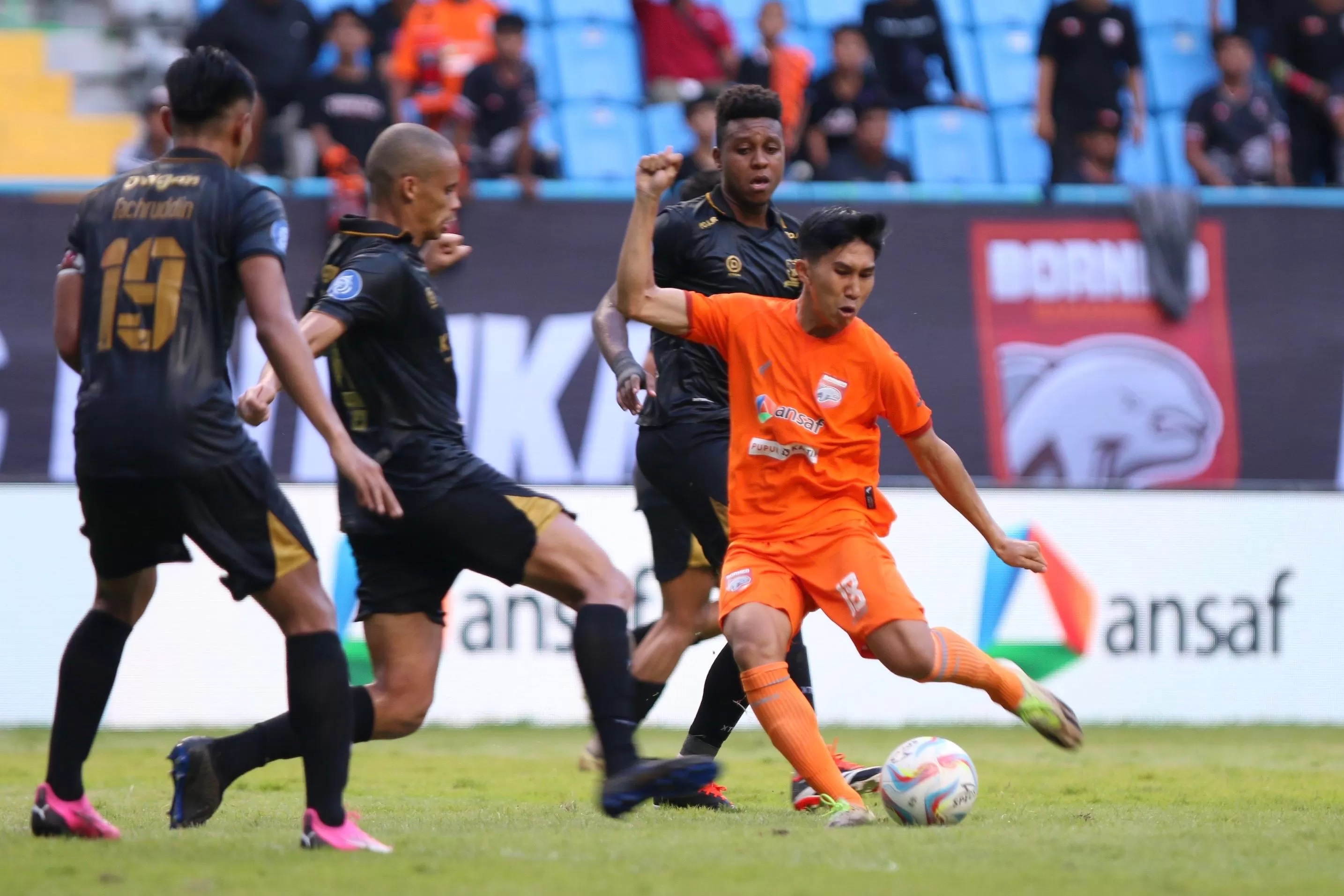 FOKUS: Para pemain Borneo FC disorong untuk fokus terus mengejar prestasi demi kejayaan sepak bola Kaltim, dan juga nama baik Indonesia di event internasional nanti. (ANGGI PRADITHA)