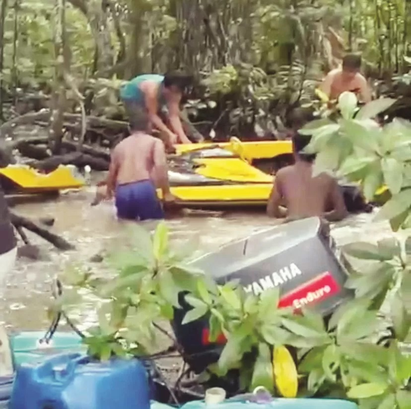 LAKALAUT: Akibat jarak pendek membuat Sebuah perahu dompeng dan speedboat mesin 40 PK terlibat laka laut di Perairan Pas Payau depan Juata Laut pada Sabtu (11/5) lalu. FOTO: ISTIMEWA