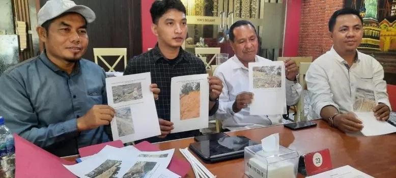 CARI KEADILAN. Zainal Mutakim (pakai topi) dan tim penasihat hukum Jumarding memperlihatkan foto lahan yang diklaim milik klieannya namun telah dirusak oleh tambang.