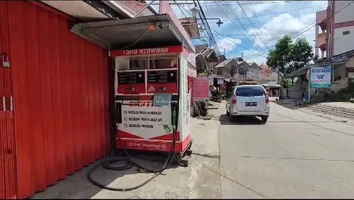TEGAS. Mesin Dispenser atau biasa disebut Pertamini masih menjual bebas Bahan Bakar Minyak (BBM) eceran di berbagai sudut di Kota Samarinda