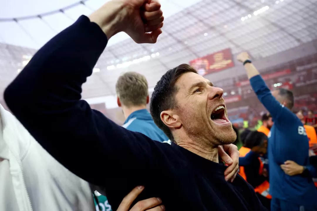 Pelatih Bayer Leverkusen, Xabi Alonso merayakan kesuksesan timnya merebut gelar juara Bundesliga musim 2023/24 setelah menjalani 29 dari 34 pertandingan di liga domestik tak terkalahkan. (Reuters)