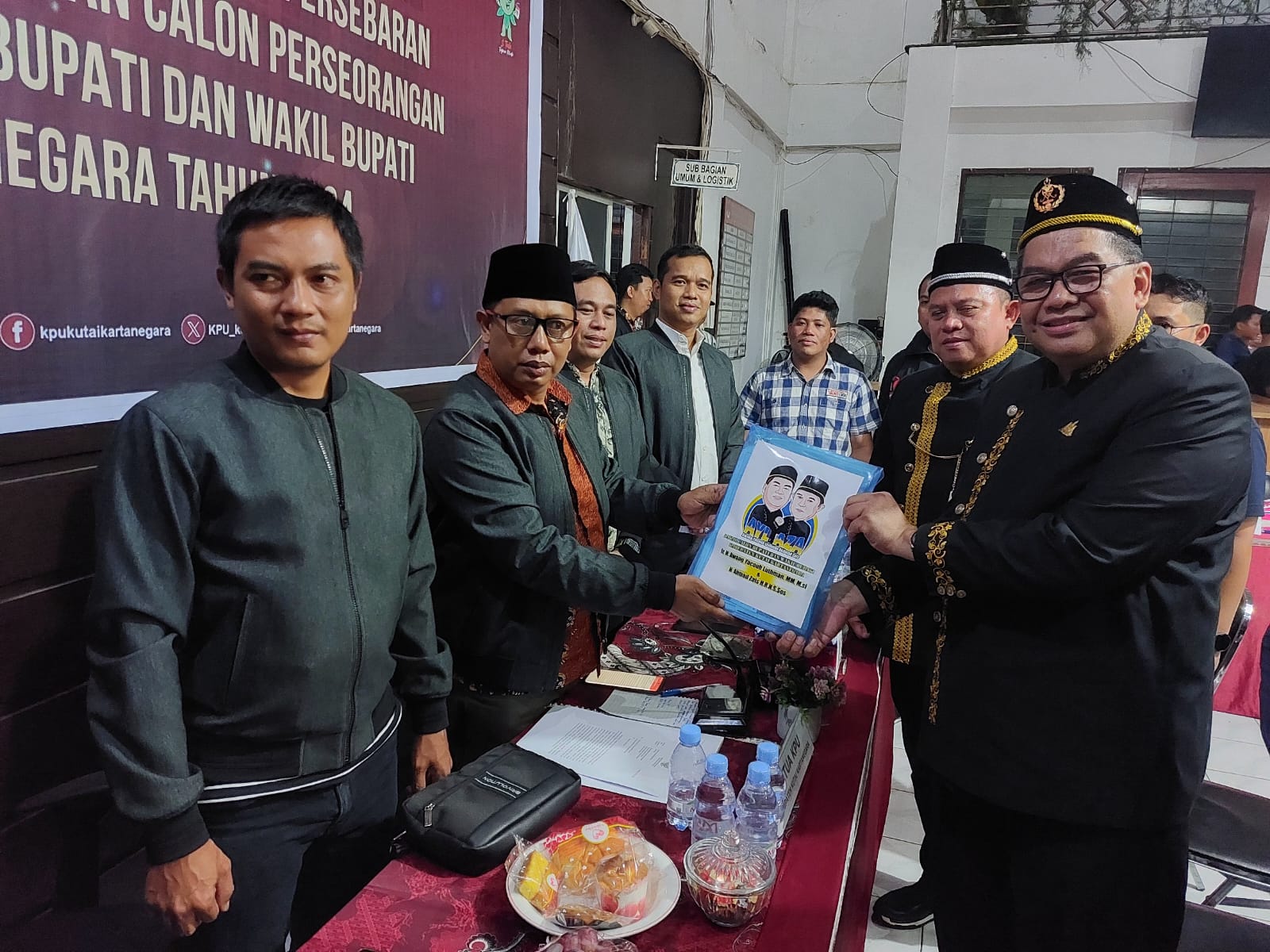 Awang Yacoub Luthman dan Ahmad Zais menyerahkan syarat minimal dukungan dan sebaran dukungan sebagai bapaslon perseorangan Pilkada ke KPU Kukar (Elmo/Prokal.co)