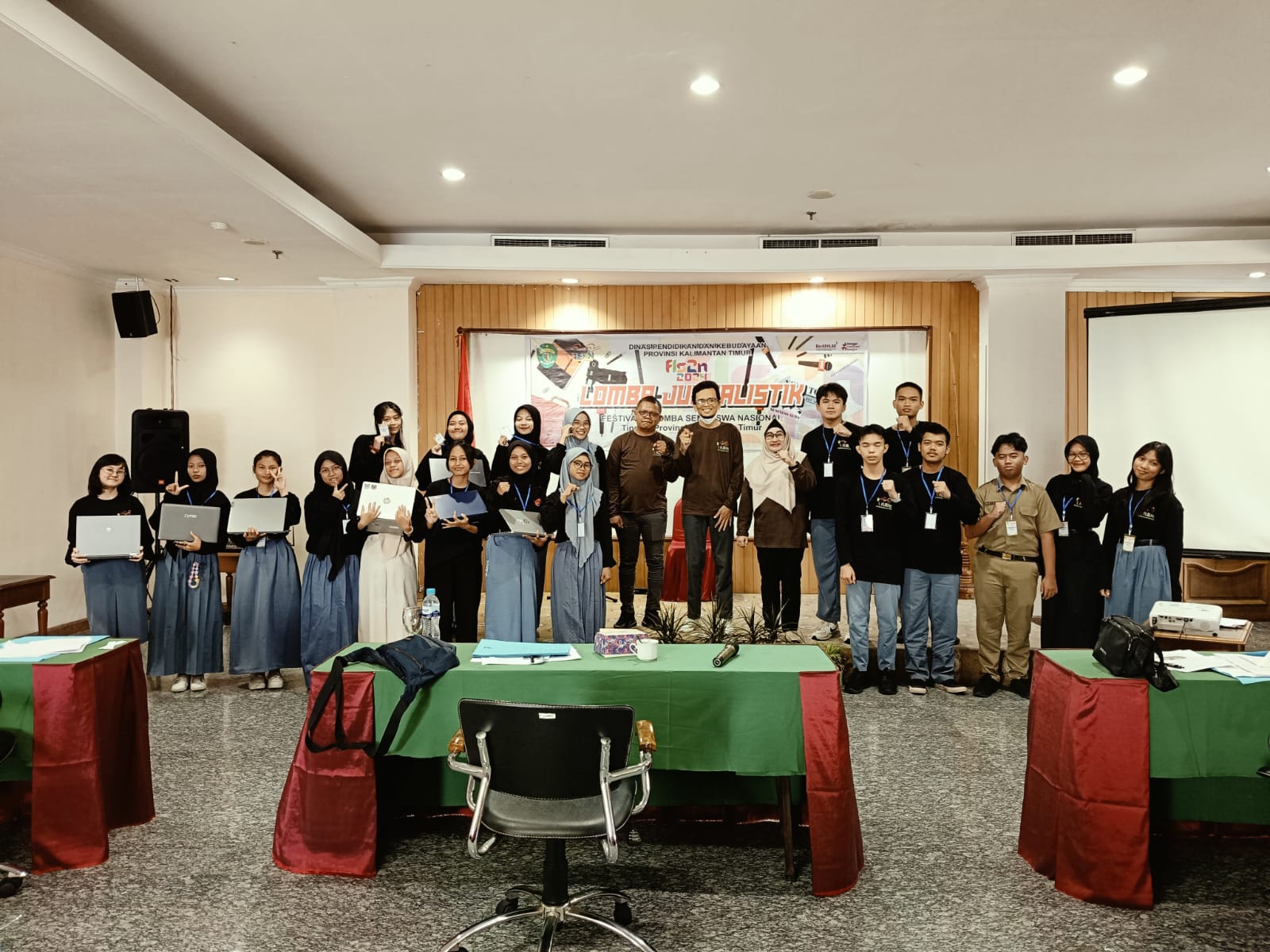 MOMENTUM: Juri dan peserta lomba jurnalistik di FLS2N Tingkat Kaltim di Hotel Grand Tiga Mustika, Balikpapan, Selasa (14/5).