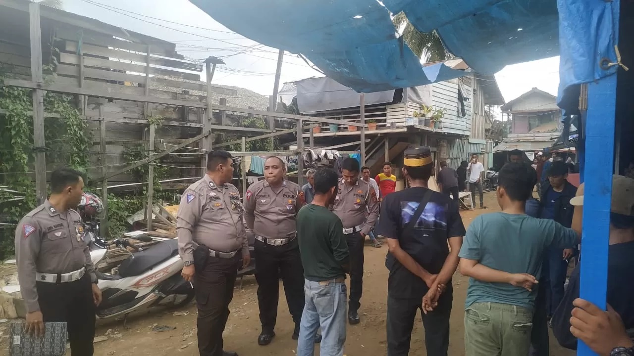 JADI DUKA: Polisi ketika meminta keterangan warga terkait kejadian batita terlindas truk ketika mundur.