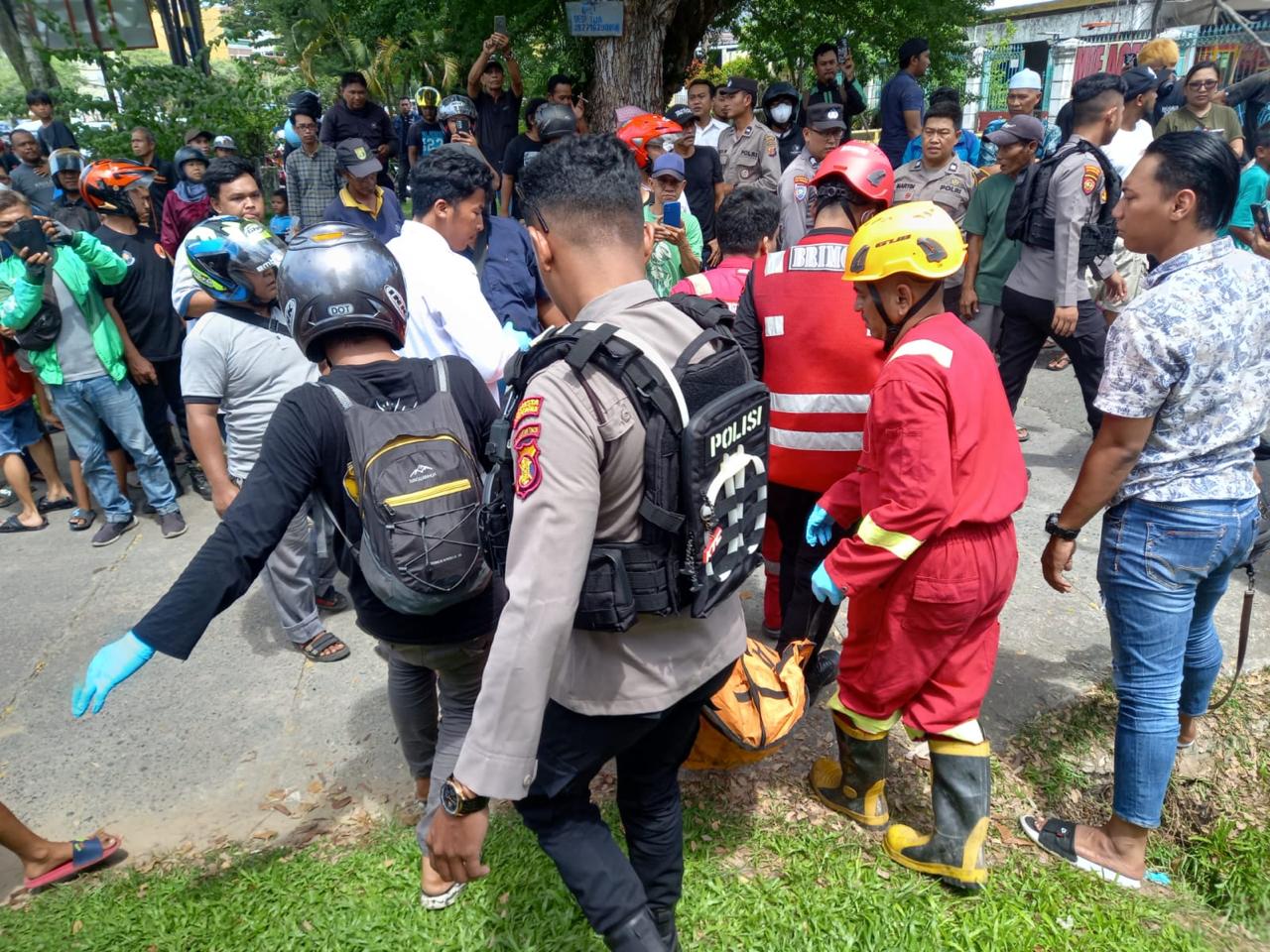 Jasad tanpa identitas ditemukan warga mengapung di saluran air sekitar Puskib, Rabu (15/5/2024).