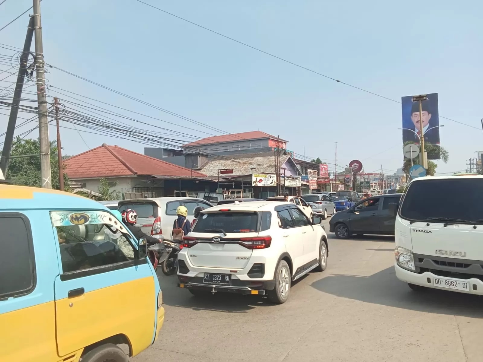 MACET SETIAP HARI: Arus lalu lintas di Jalan Yos Sudarso 2 begitu semrawut karena antrean kendaraan yang ingin mengisi bahan bakar di SPBU.