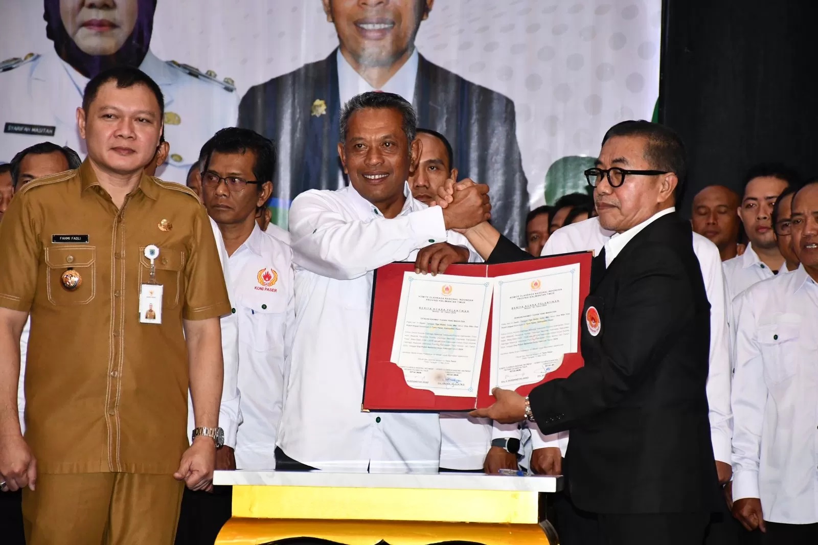 DUKUNG OLAHRAGA: Bupati Paser Fahmi Fadli saat pelantikan ketua dan pengurus KONI Paser 2024-2028, Senin (13/5). (M Najib/KP)