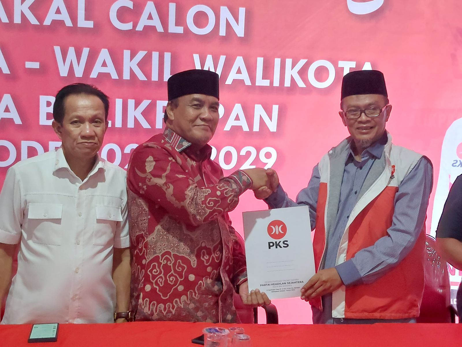 Bagus Susetyo saat menyerahkan formulir pendaftaran ke kantor DPD PKS Balikpapan, Selasa (14/5).