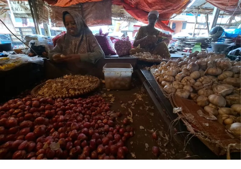 NAIK TURUN: Pengupas bawang merah di Pasar Harum Manis, Banjarmasin Tengah. Sempat melonjak, harga bawang merah kembali turun. (FOTO: WAHYU RAMADHAN/RADAR BANJARMASIN)