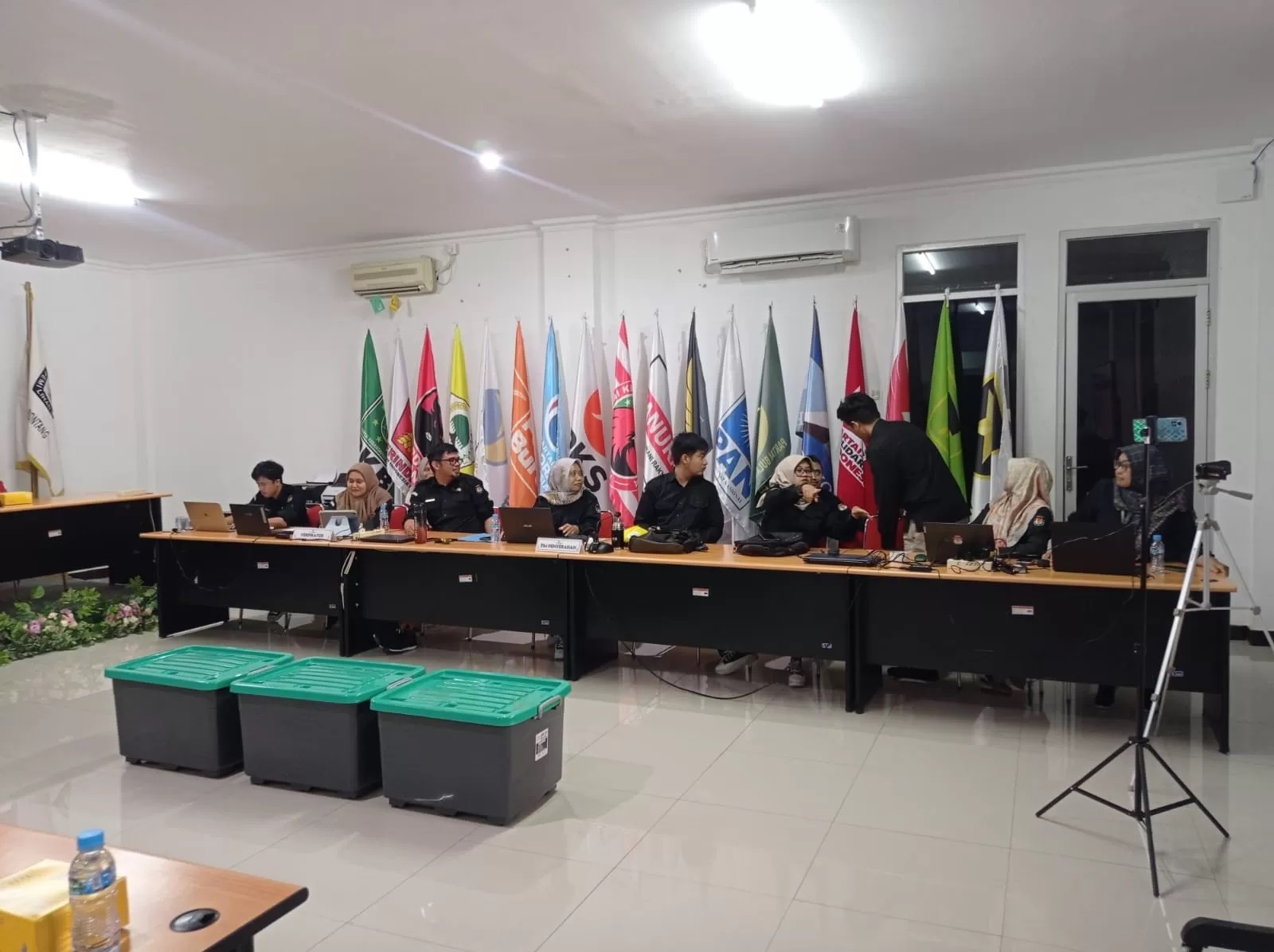 SYARAT DUKUNGAN: Tiga boks kontainer berisi surat dukungan untuk bacalon Basri Rase-Chusnul Dhihin yang maju melalui jalur independen, dihitung oleh petugas KPU Bontang.