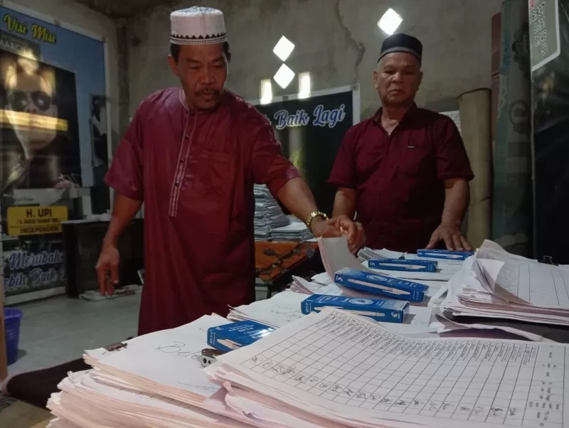 GAGAL MAJU: H Upi bersama pasangannya memperlihatkan berkas untuk maju menjadi Calon Bupati dan Wakil Bupati Tapin. (Foto: Rasidi Fadli/Radar Banjarmasin)