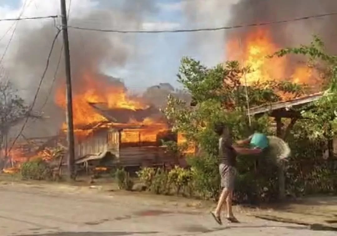 PEMADAMAN MANUAL: Warga melalukan pemadan secara manual menggunakan ember.