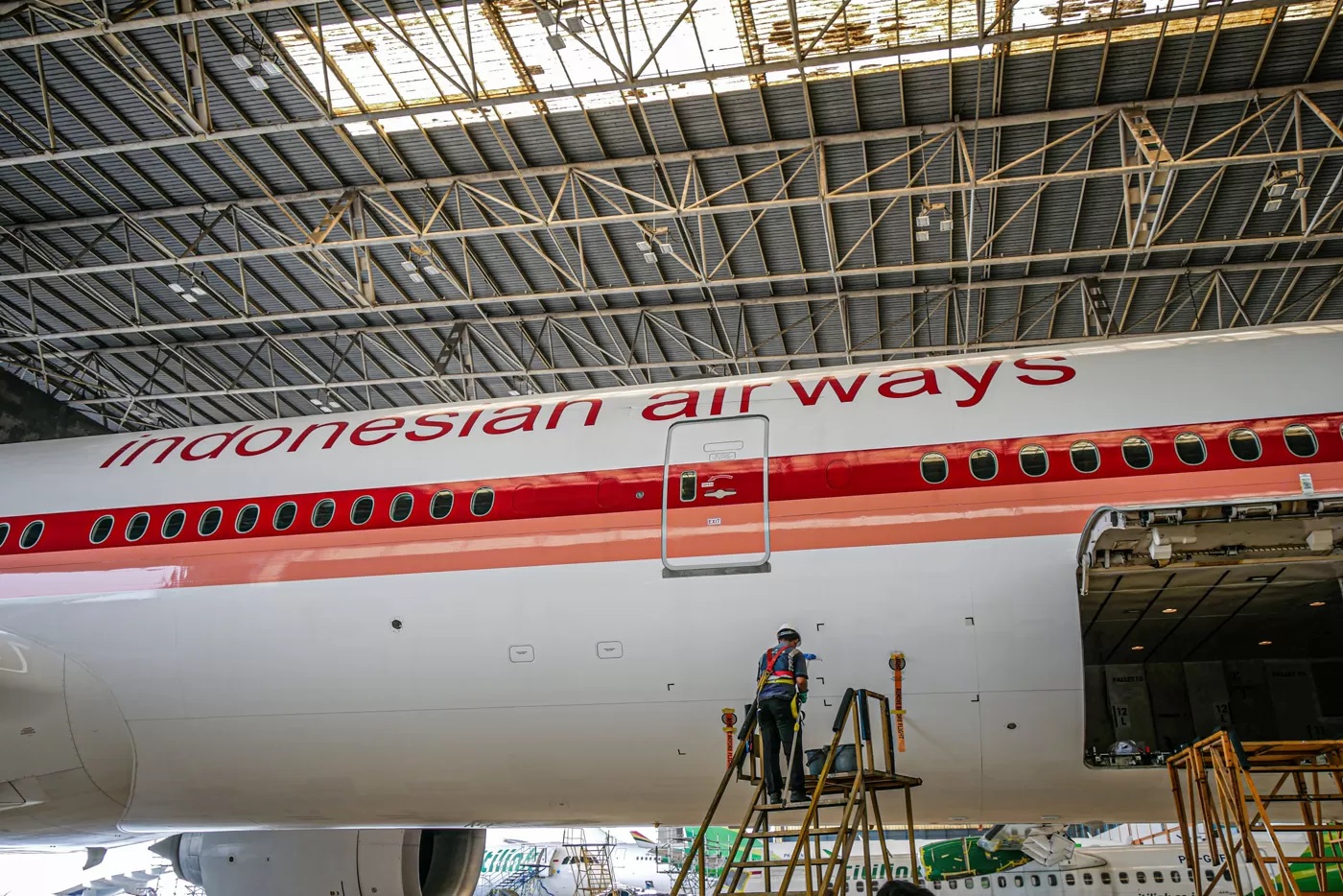 ILUSTRASI. Teknisi mengecek kesiapan armada angkutan haji di Garuda Maintenanca Facility, Bandara Soekarno-Hatta, Tangerang, Rabu (08/05/2024). (HANUNG HAMBARA/JAWA POS)