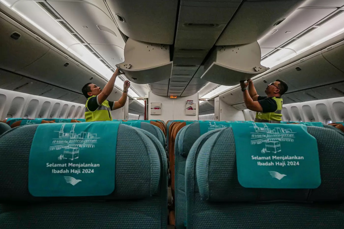 Pekerja merapikan fasilitas di pesawat Garuda Indonesia yang akan digunakan untuk armada angkutan haji 1445 H/2024 di hanggar GMF Bandara Soekarno Hatta, Tangerang, Banten, Rabu (8/5/2024). (HANUNG)