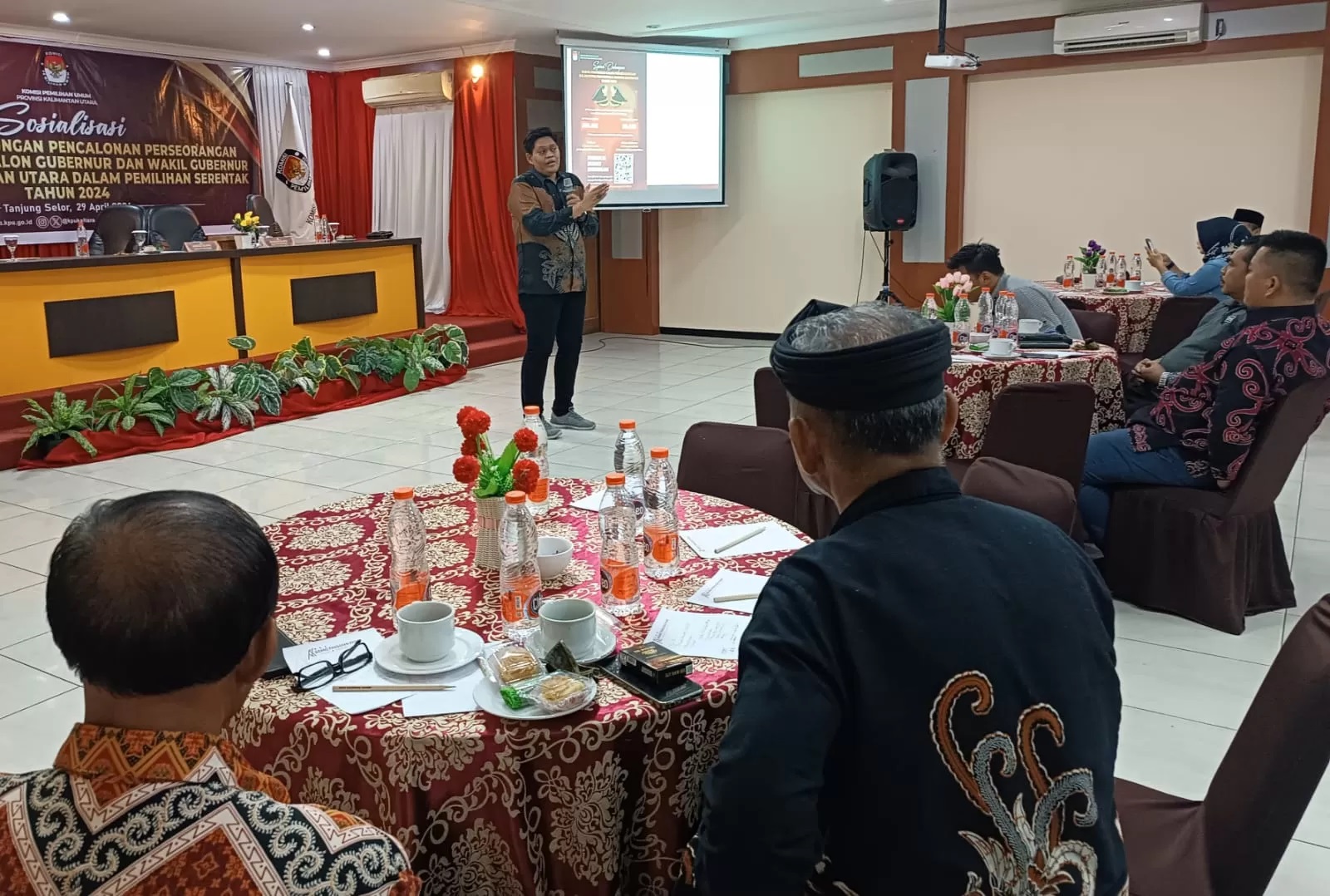 NIHIL: Anggota KPU Kaltara, Chairullizza saat menyampaikan syarat dukungan calon perseorangan di Pilgub Kaltara 2024.