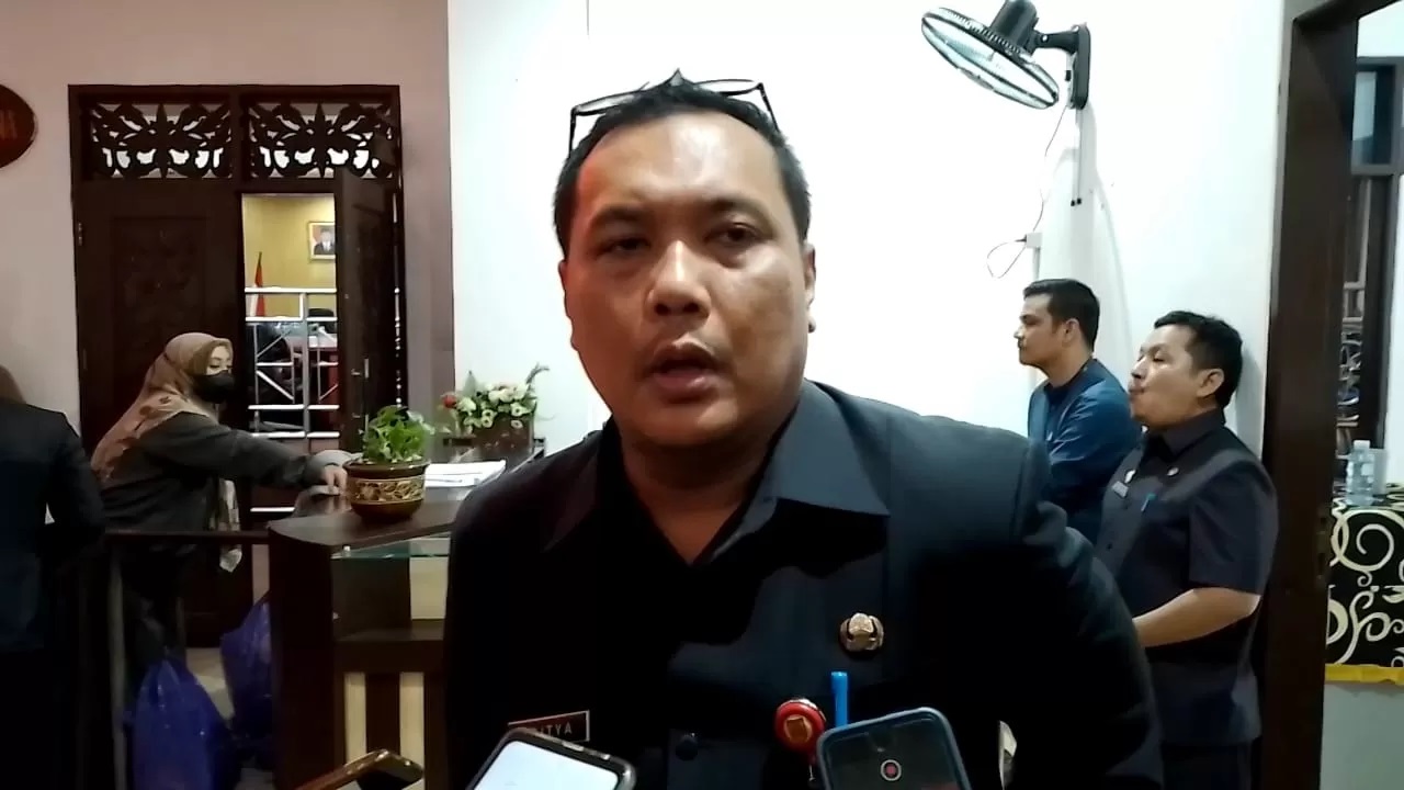 DIBUAT GERAM: Wali Kota Banjarbaru, Aditya Mufti Ariffin tegas melarang pihak komite atau sekolah menarik iuran untuk acara perpisahan.(Foto: Fadlan Zakiri/Radar Banjarmasin)