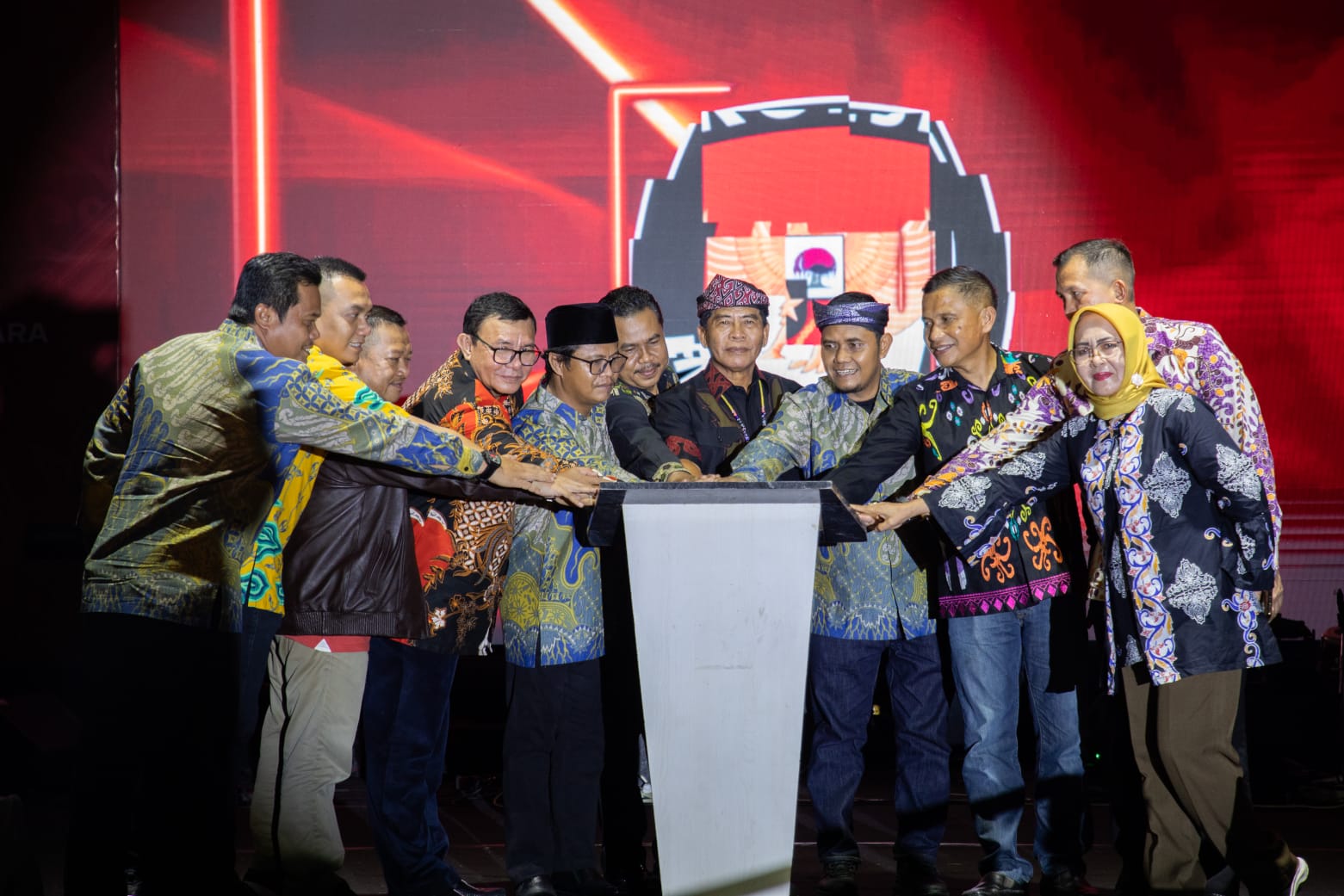 Zainal A Paliwang (tengah)