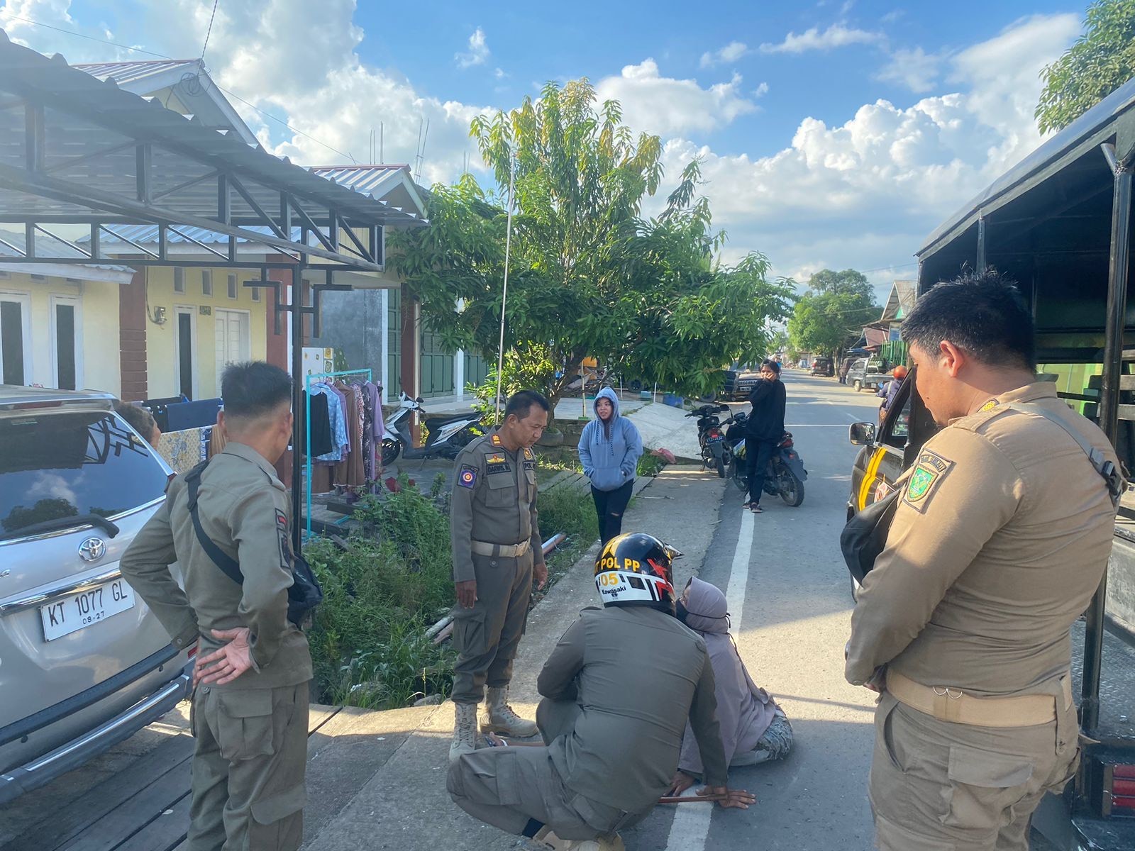 MERESAHKAN: Anggota Satpol PP menertibkan seorang pengemis di jalan yang berpura-pura sakit.&nbsp;