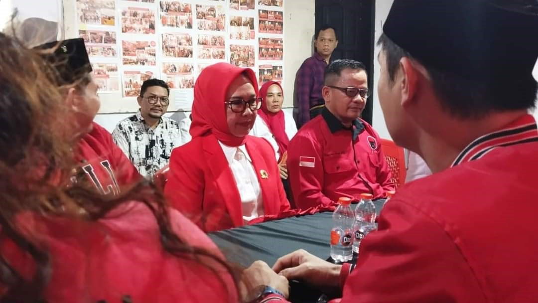 MENUJU PILKADA: Najirah mengembalikan dokumen formulir penjaringan kepala daerah ke DPC PDI Perjuangan Bontang. Ada kemungkinan, PDIP berkoalisi dengan Gerindra.