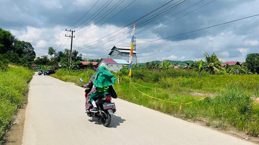 LOKASI PEMBUANGAN: Di atas rerumputan di Jalan Barito, Kelurahan Simpang Tiga, Kecamatan Loa Janan Ilir, bayi perempuan dibuang di tepi jalan. Kini lokasi dipasangi garis polisi.