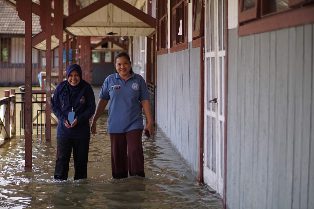 DAMPAK BANJIR: Guru SMA 1 Long Bagun memeriksa kelas untuk memastikan tidak ada yang hanyut, Selasa (14/5).