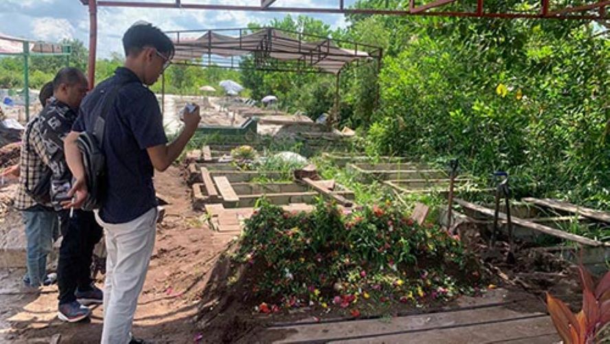 MASIH DIDALAMI: Ustazah yang menjadi korban pembunuhan oleh seorang remaja di Kota Palangka Raya langsung dimakamkan, Rabu (15/5/2024). (DODI/RADAR SAMPIT)