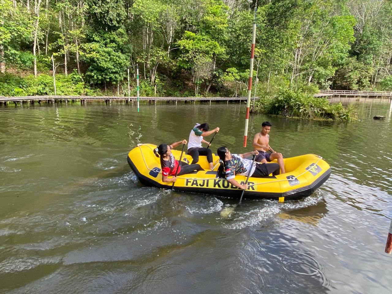BELUM ADA KENDALA: Atlet arung jeram Kaltim berlatih di venue Kutai Barat.