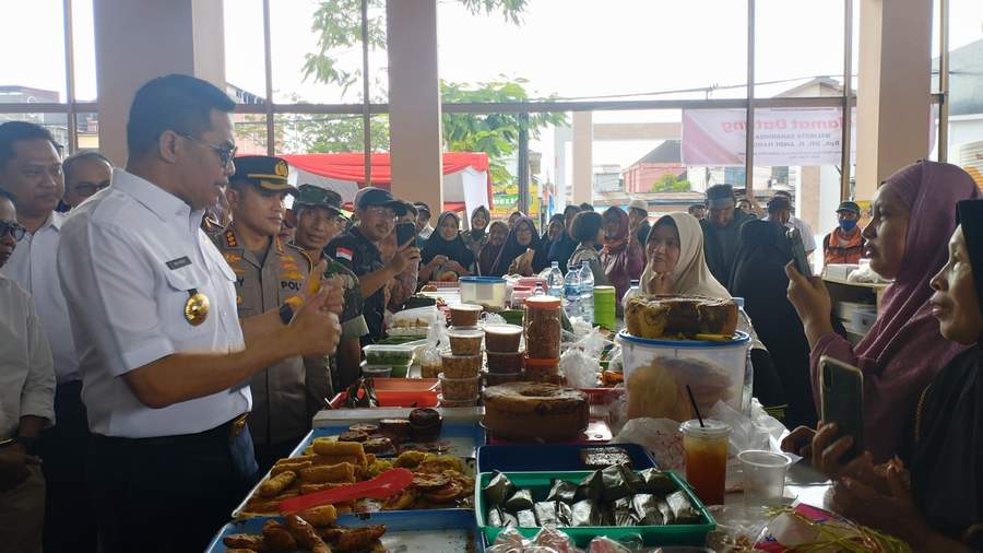 BARU: Andi Harun berbincang dengan pedagang di Pasar Baqa di sela-sela peresmian bangunan pasar tersebut, yang terletak di Jalan Sultan Hasanuddin, Kelurahan Baqa, Kecamatan Samarinda Seberang.