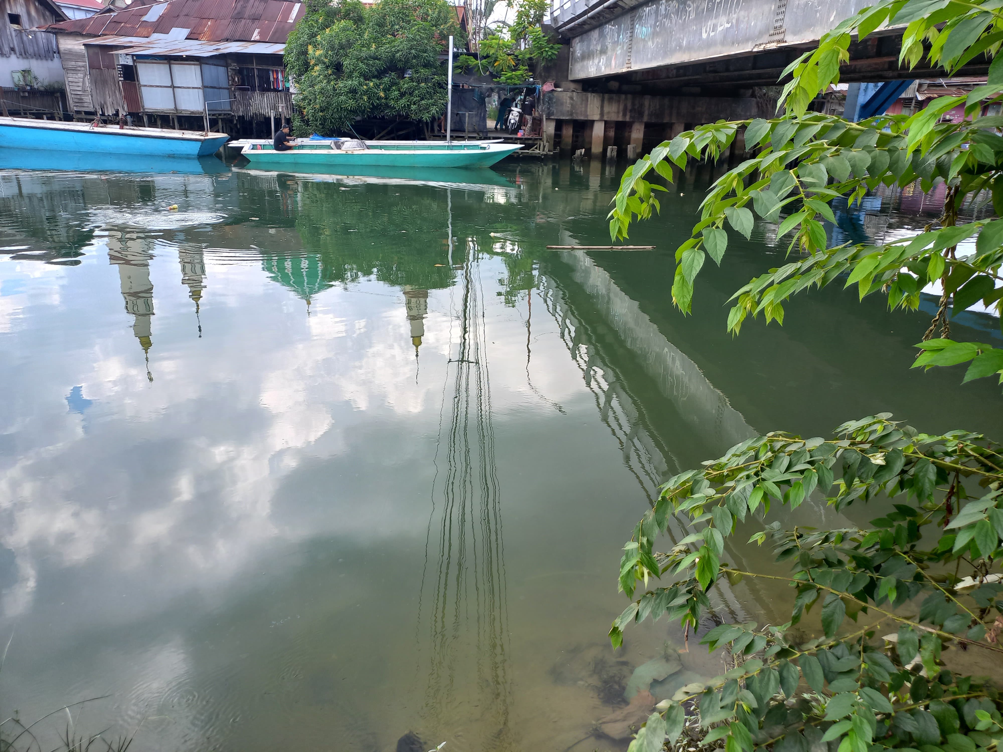 SEDANG DITELITI: Beberapa titik di Sungai Karang Mumus dalam penelitian tim dari Unmul, guna mengetahui perubahan air yang kehijauan.