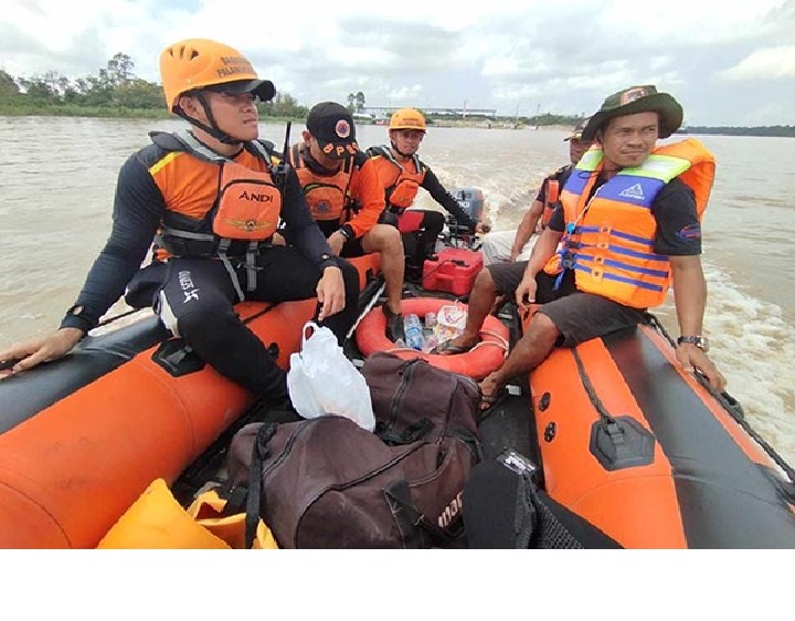 PENCARIAN: Tim Basarnas saat melakukan pencarian korban kebakaran dua kapal di DAS Barito, Desa Kalanis, Barsel. (Istimewa)