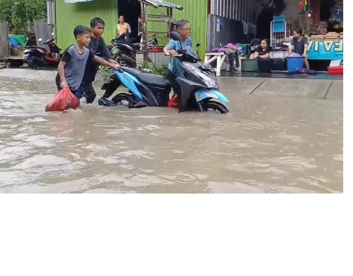 TETAP BANJIR. Banjir di Jalan Mugirejo, Kelurahan Mugirejo, Kecamatan Sungai Pinang. Banyak motor mogok akibat mesin kemasukan air. (kis)