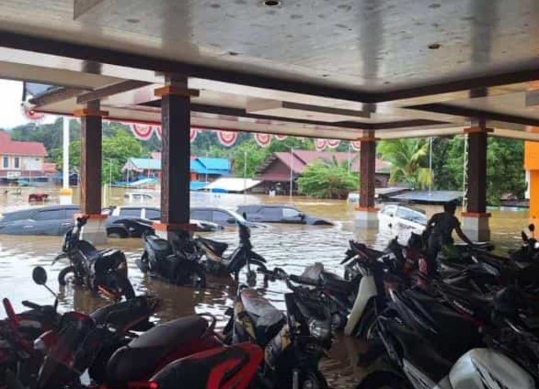 Sejumlah kendaraan yang tenggelam akibat banjir di Long Bagun.