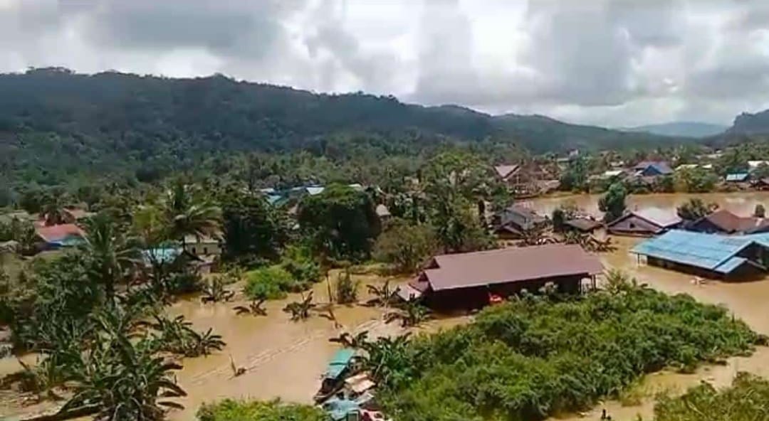 Kondisi salah satu perkampungan di Mahulu yang terdampak banjir.