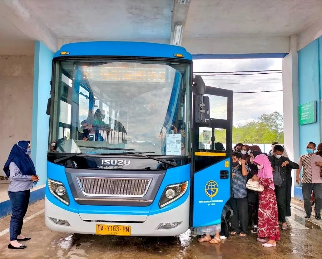 SUDAH JALAN: Operasional BRT mulai kembali normal setelah satu hari terhenti akibat kekurangan suplai Bio Solar.(Foto: Fadlan Zakiri/Radar Banjarmasin)