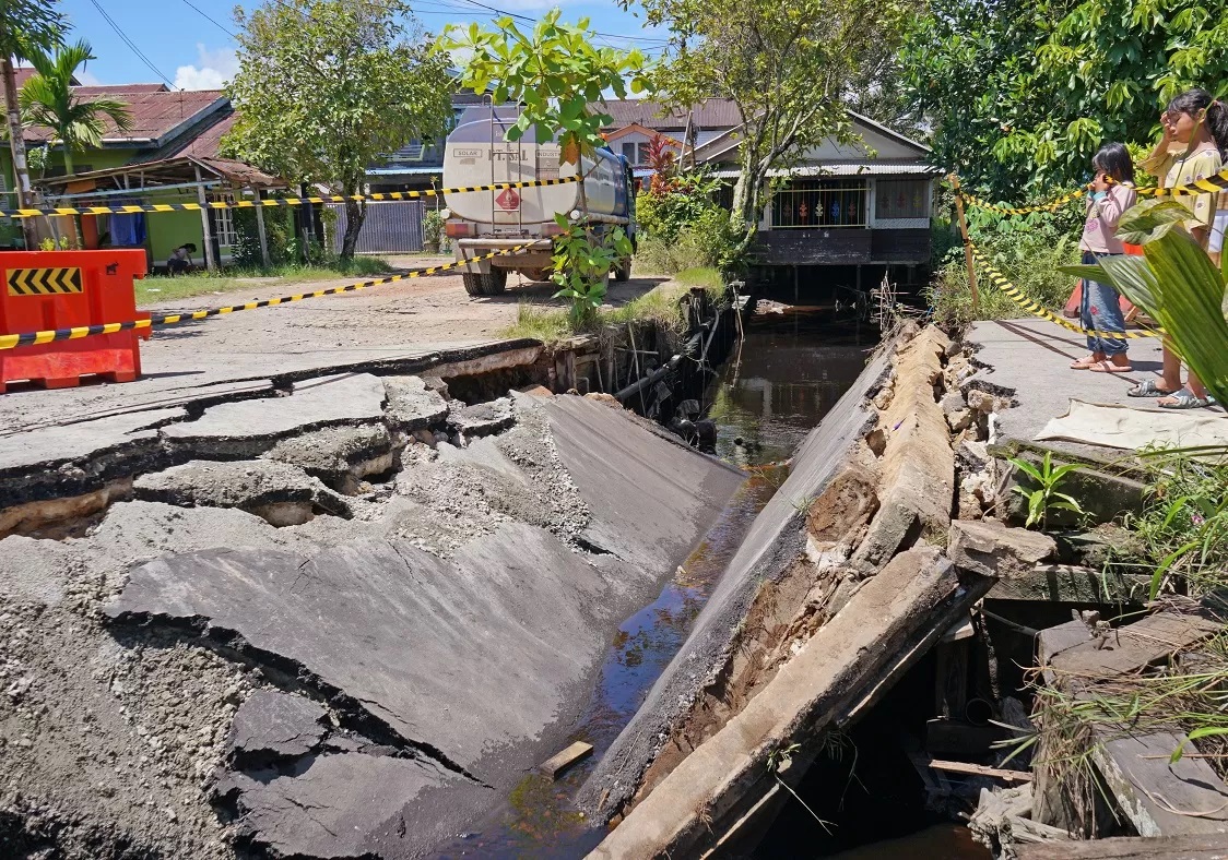 Anak-anak memperhatikan jembatan ambruk di Jalan Dharma Putra, Pontianak Utara, Rabu (15/5). Ambruknya jembatan membuat warga harus mencari jalan alternatif. (HARYADI/PONTIANAKPOST)
