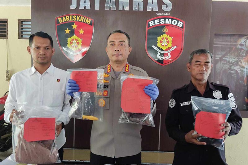 BARANG BUKTI: Kapolresta Palangka Raya Kombes Pol Budi Santoso memperlihatkan barang bukti kasus penganiayaan oleh santri yang berujung tewasnya seorang ustazah, Kamis (16/5/2024). (DODI/RADAR SAMPIT)