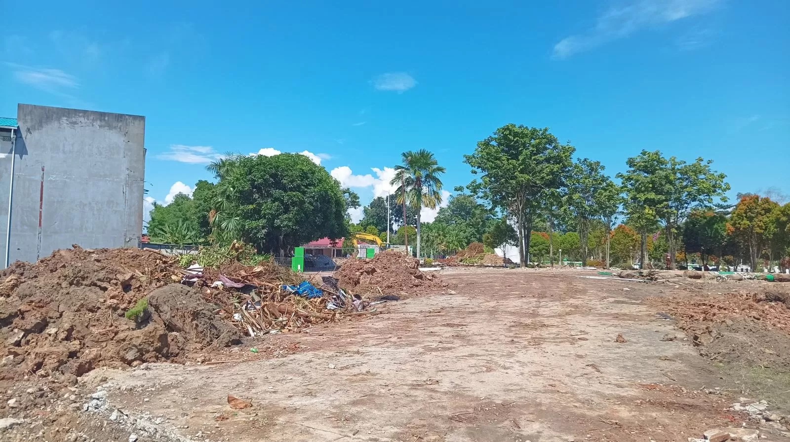 DIPERCANTIK: TMP Dharma Agung sedang dalam proses pembongkaran untuk renovasi. Pekerjaan ditarget tuntas 70 hari. (SYAHRUL RAMADHAN/KP)