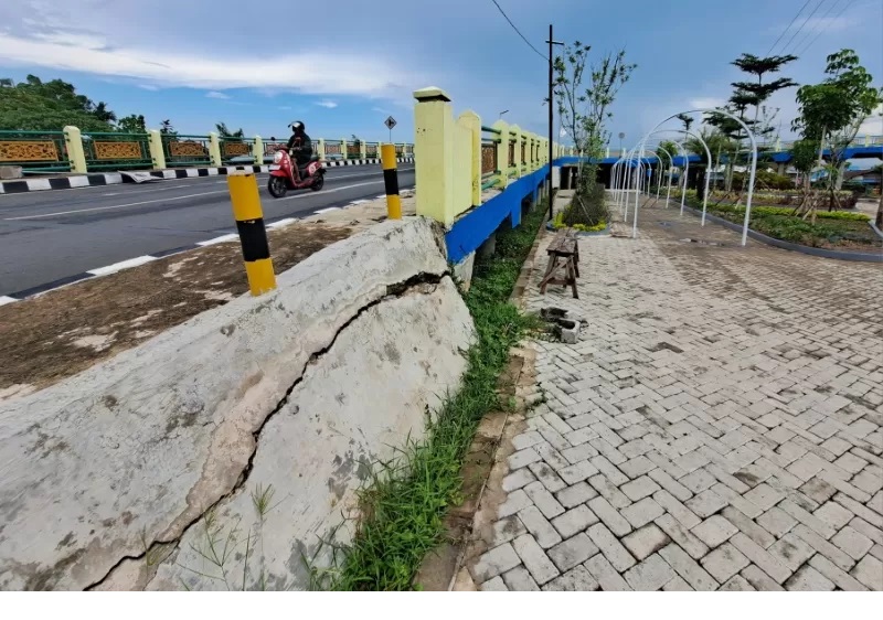 RETAK: Ada dua retakan, berada di oprit jembatan arah ke Jalan Kuin Selatan. Foto diambil kemarin (16/5) siang. (Foto: Wahyu Ramadhan/Radar Banjarmasin)