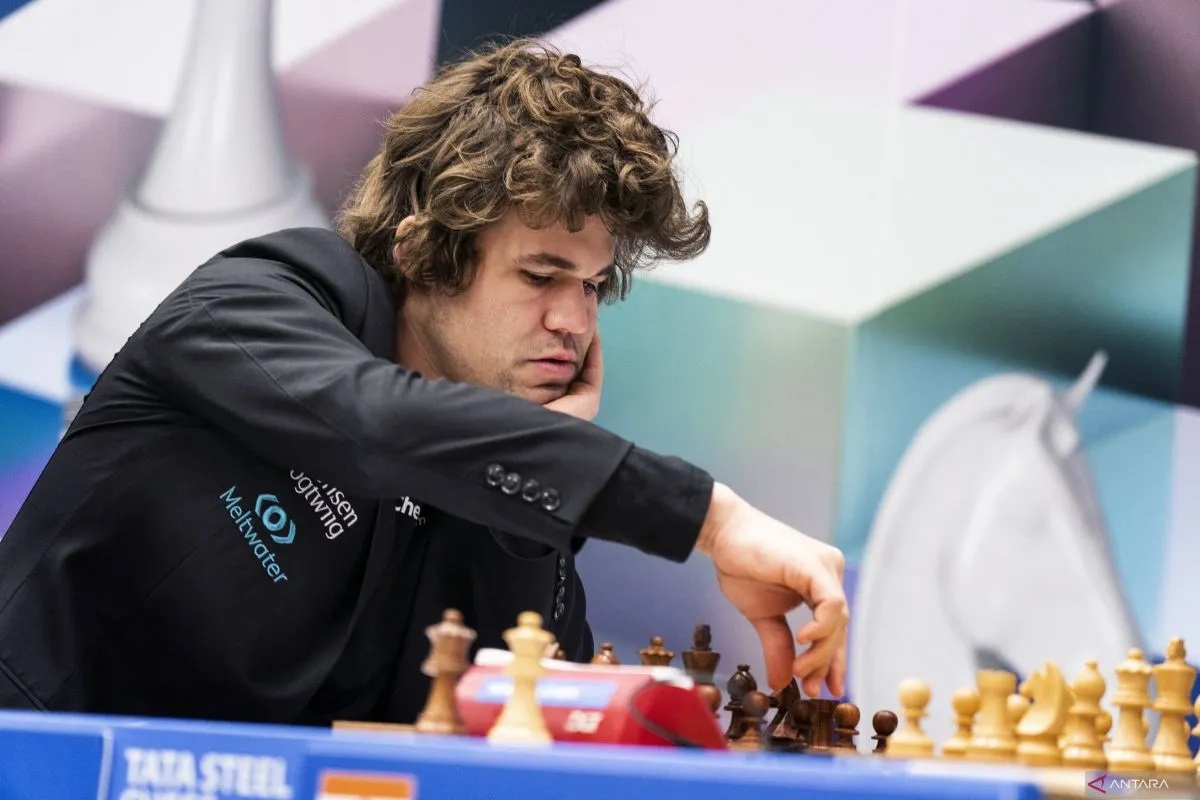 Pecatur Norwegia, grandmaster Magnus Carlsen saat berkompetisi di babak akhir Tata Steel Masters chess tournament yang berlangsung di Wijk aan Zee, Belanda (29/01/2023). (AFP/JEROEN JUMELET)
