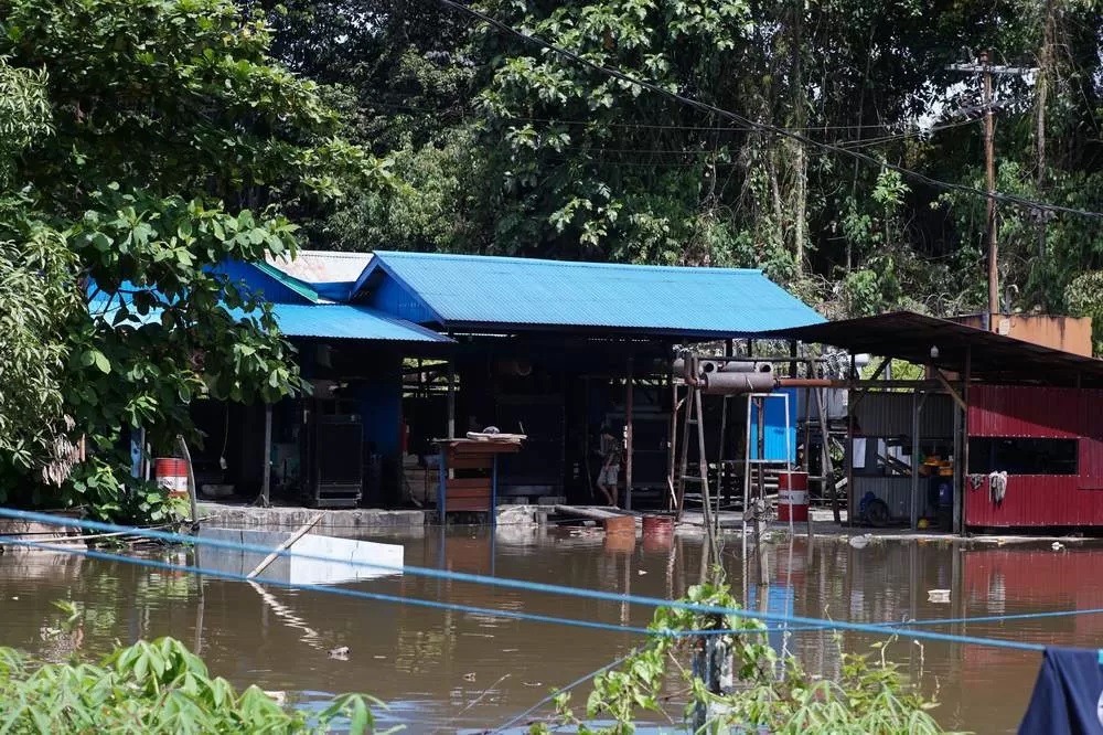BANJIR: Kondisi banjir di bawah lantai mesin pembangkit listrik dan belum ada tanda-tanda surut, Rabu (15/5).
