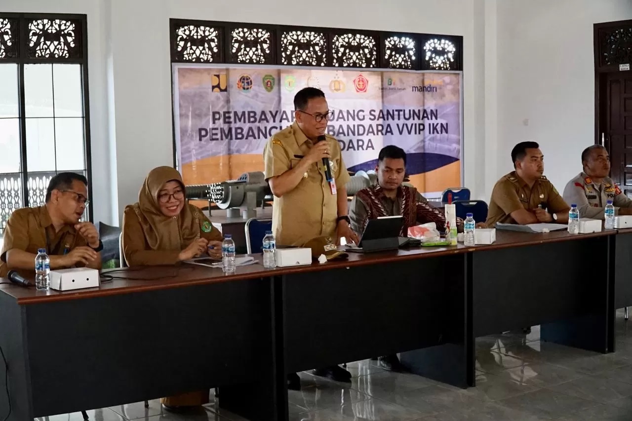 Pj Bupati Penajam Paser Utara, Makmur Marbun saat menghadiri proses pembayaran santunan tahap ke-IV untuk sisi udara pembangunan Bandara VVIP.
