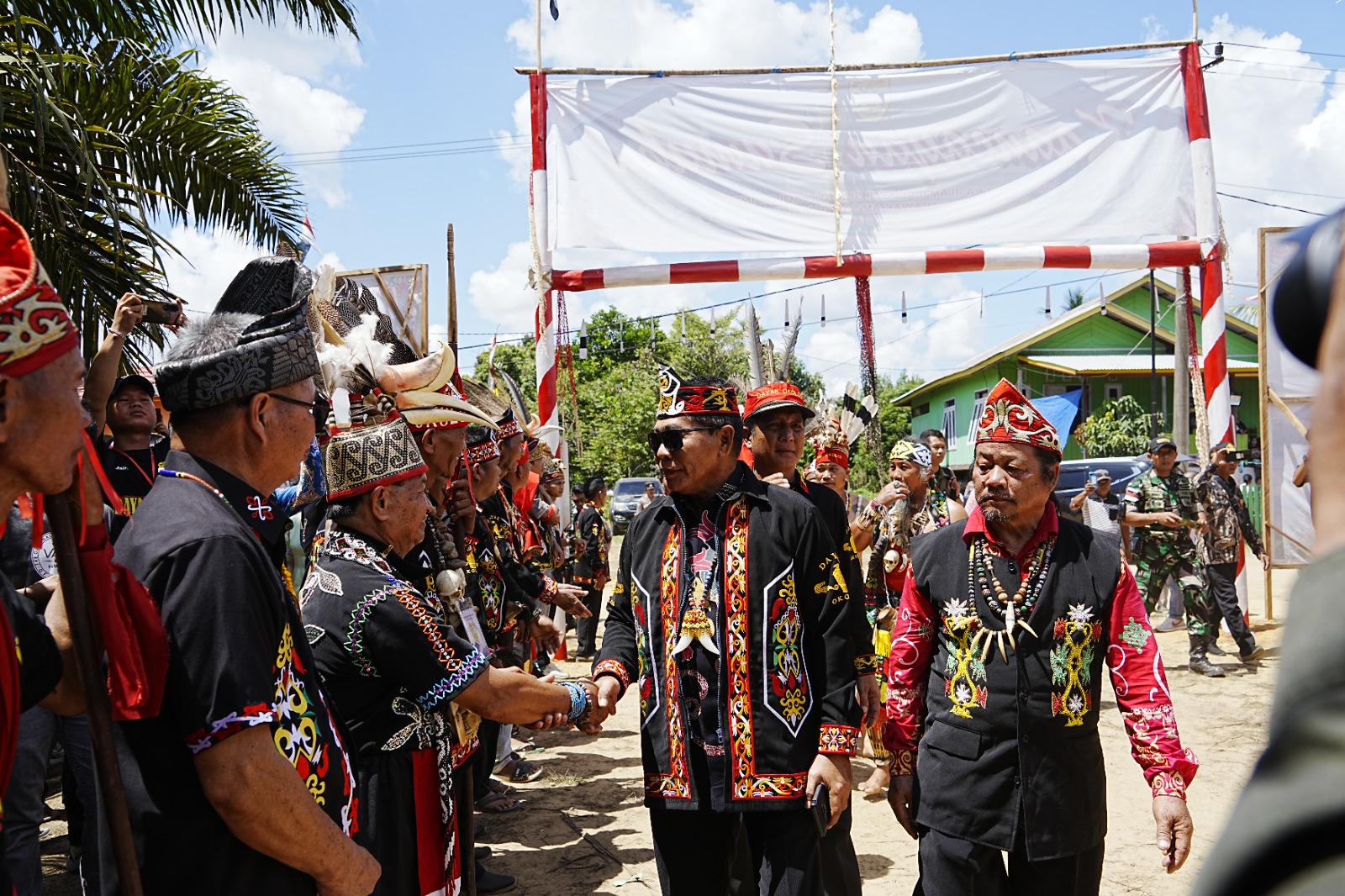 Gubernur disambut upacara adat.