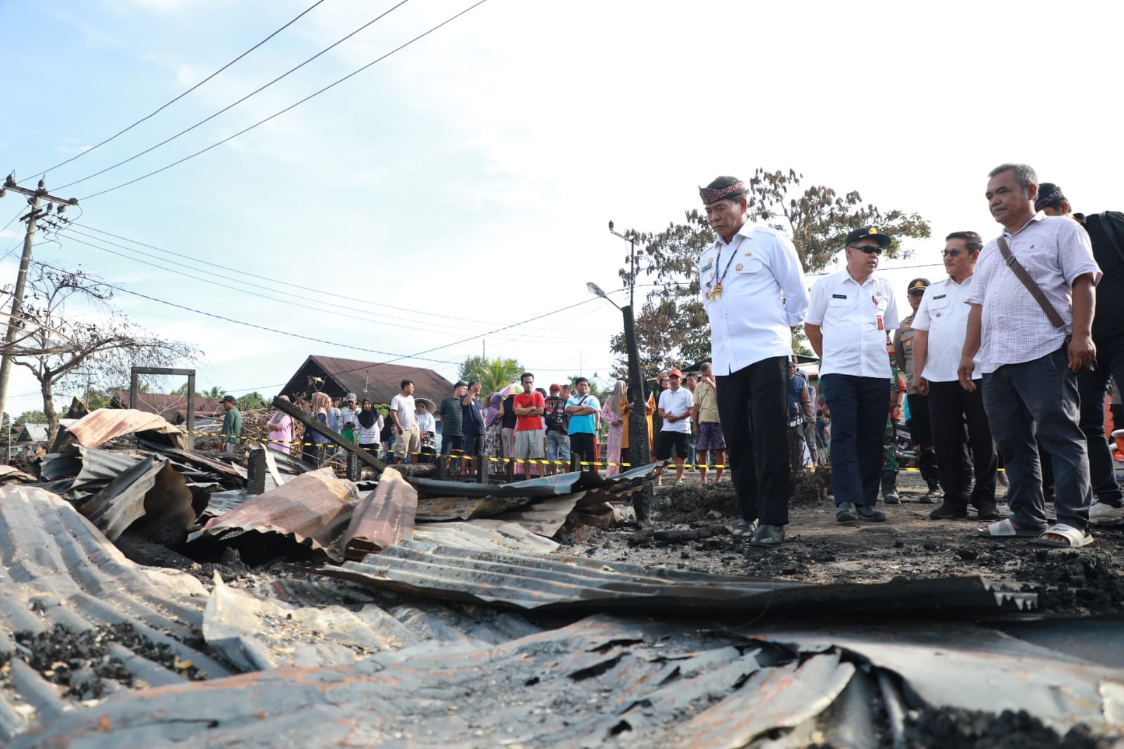 Gubernur Kaltara saat meninjau lokasi kebakaran.