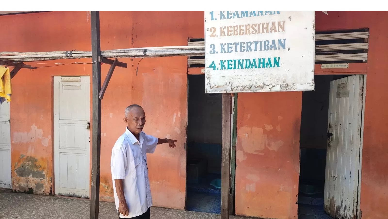 LOKASI : Pihak sekolah menunjukan lokasi siswa digigit ular. (ISTIMEWA)